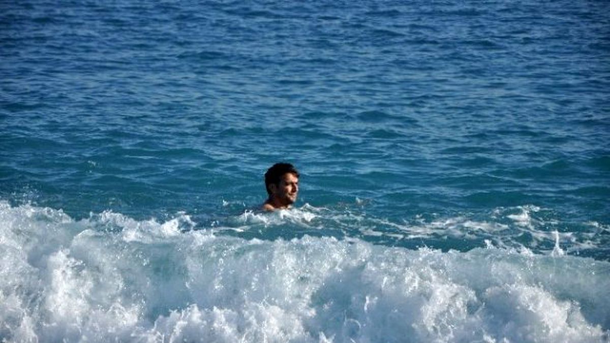 Antalya\'da Aralık Güneşinde Deniz Keyfi