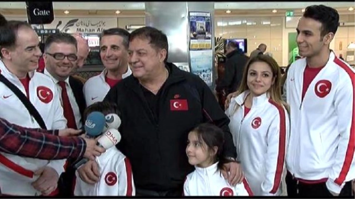 Atatürk Havalimanı\'nda Milli Dansçılardan Gösteri