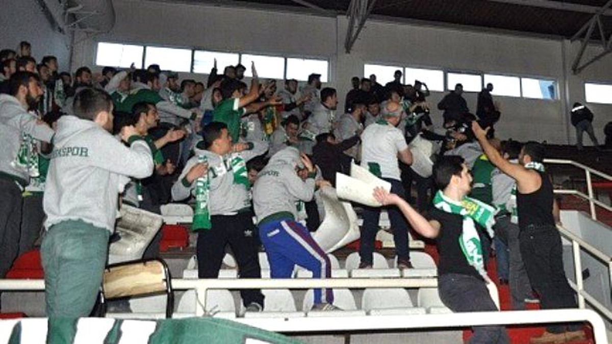 Bayanlar Voleybol Maçında Tribünler Karıştı