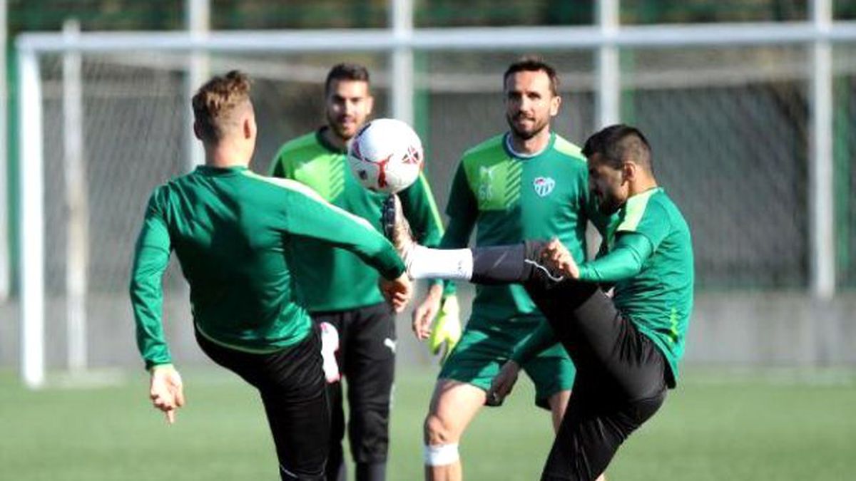 Bursaspor Suni Çimde Çalıştı