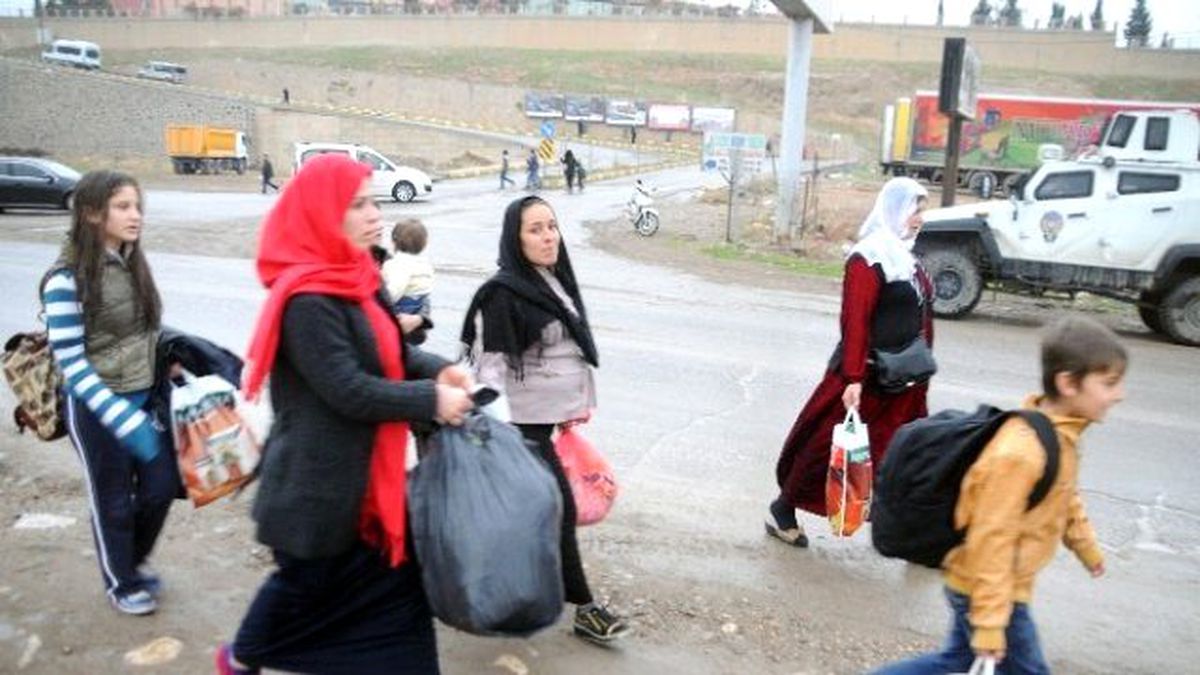 Cizre\'de Halk ve Öğretmenler İlçeyi Terk Etmeye Başladı
