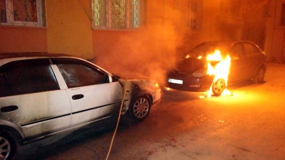 Çorum\'da 2 Otomobil Kundaklandı