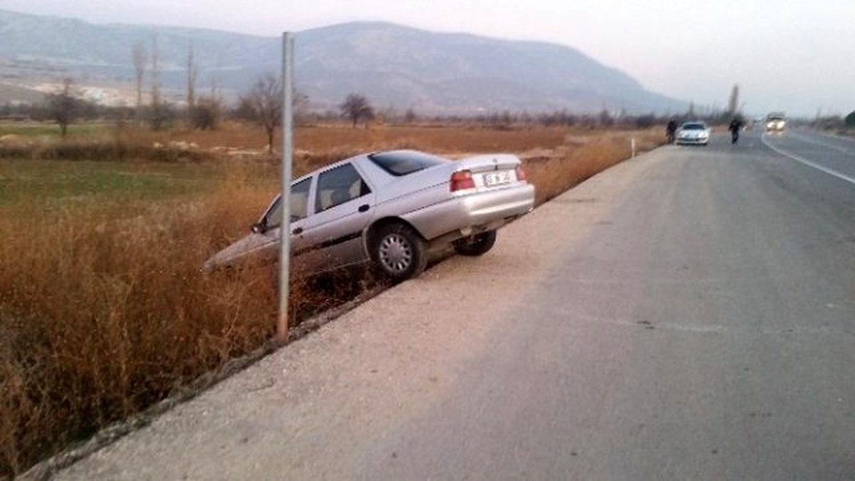 Dinar\'da Otomobile Çarpan Araç Bankete Uçtu: 1 Çocuk Yaralı