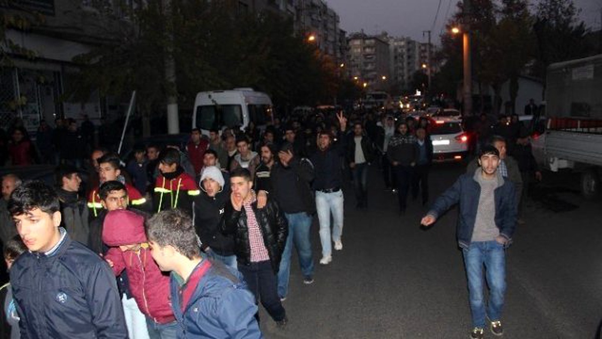 Diyarbakır\'da Hdp\'lilerin Açıklamasının Ardından Olaylar Çıktı