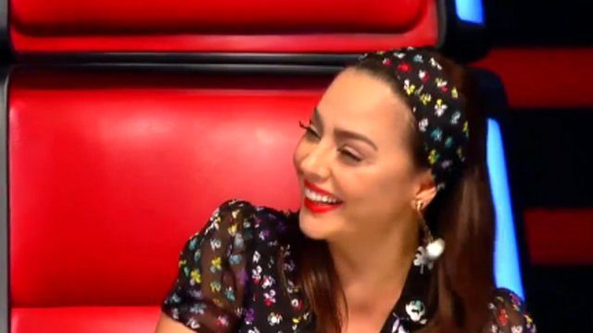 Ebru Gündeş\'in Güzelliği Herkesin Dikkatini Çekti! İltifatlar Onu Utandırdı...