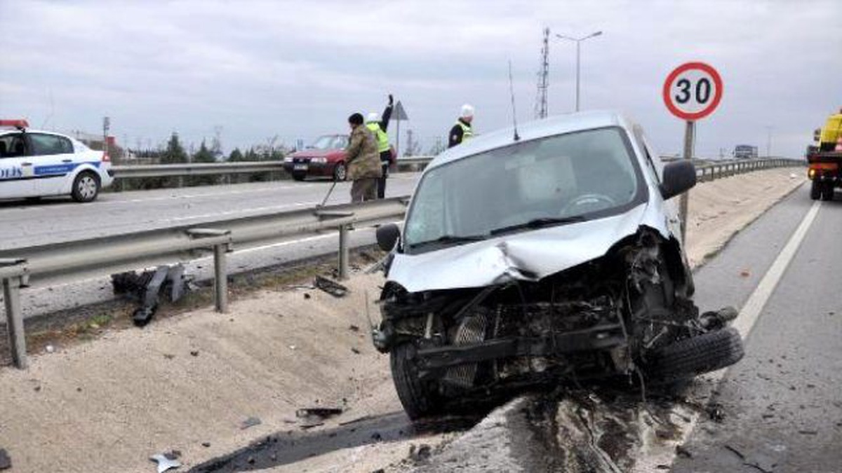 Ekmek Taşıyan Araç Bariyerlere Çarptı: 1 Yaralı
