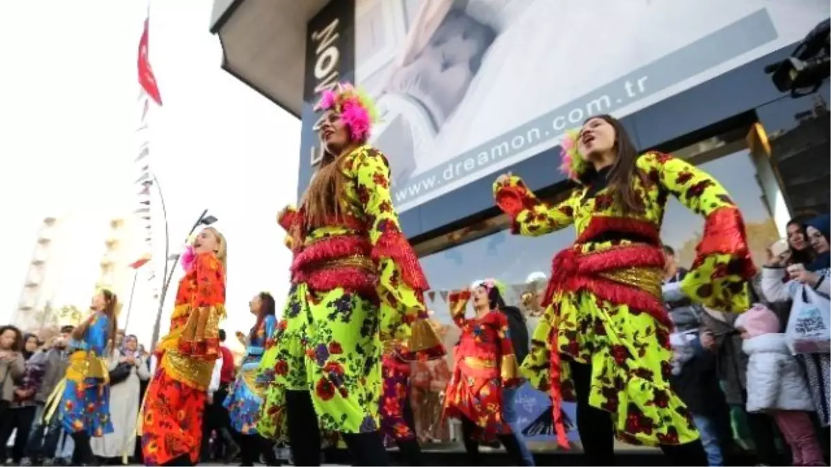 Gazi Muhtarpaşa Bulvarı'nda Renkli Karnaval