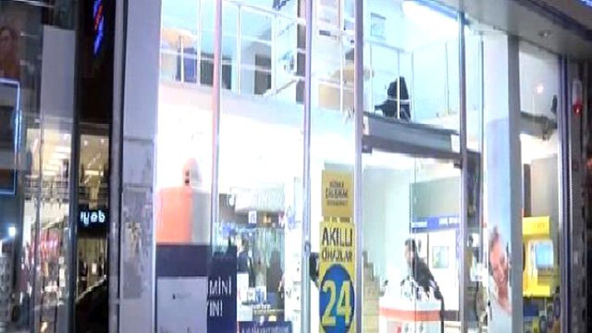 Gaziosmanpaşa\'da Pompalı Soygun Kamerada