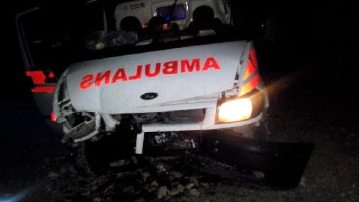 Kahta\'da Ambulans ile Otomobil Çarpıştı: 3 Yaralı