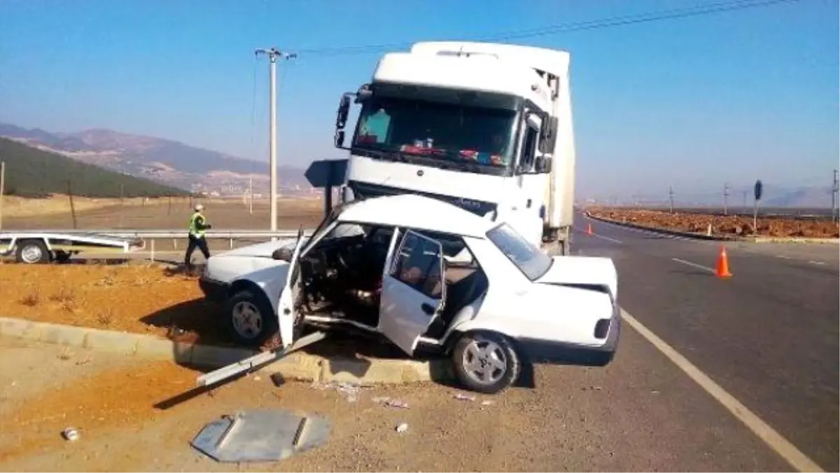 Nurdağı'nda Tır, Otomobile Çarptı: 9 Yaralı