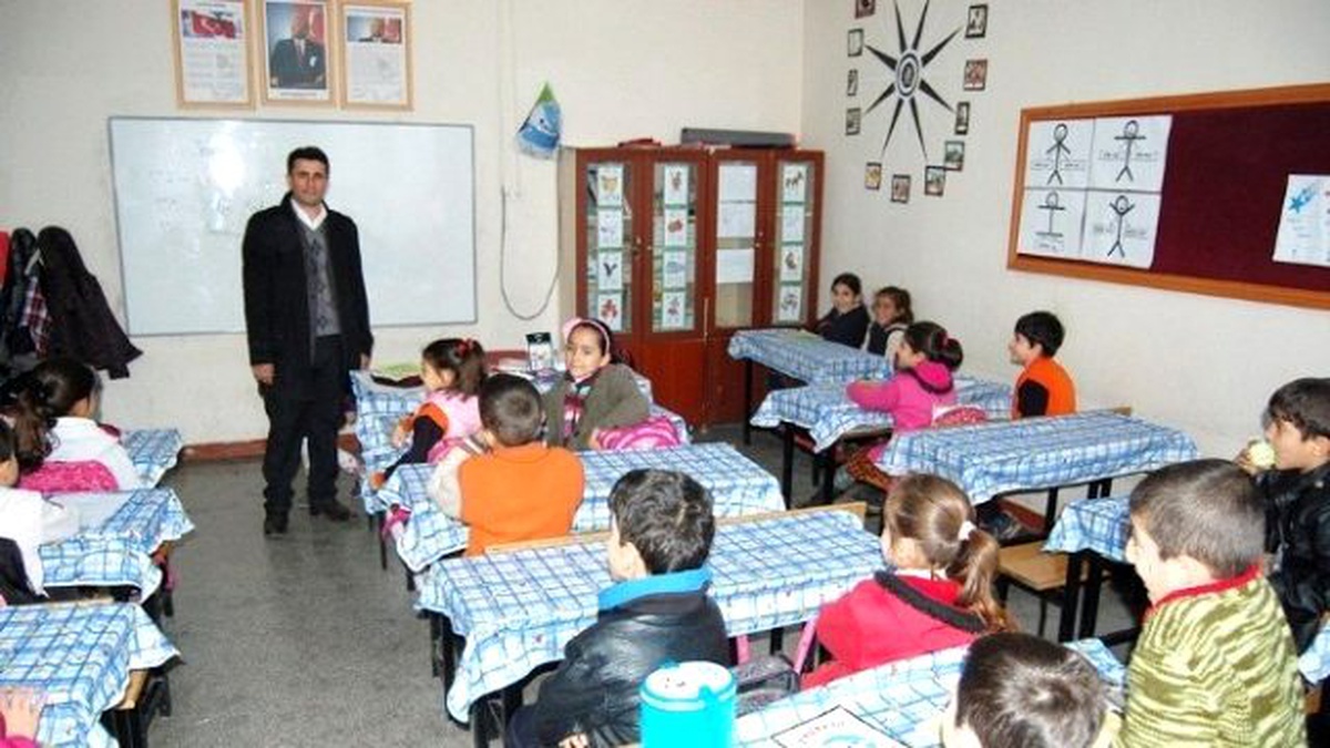 Okulun Bütün Sınıflarına Masa Örtüsü Alındı
