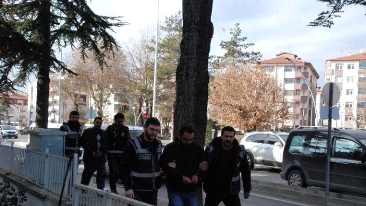 Otomobil Hırsızları Nefes Kesen Kovalamaca Sonrasında Yakalandı