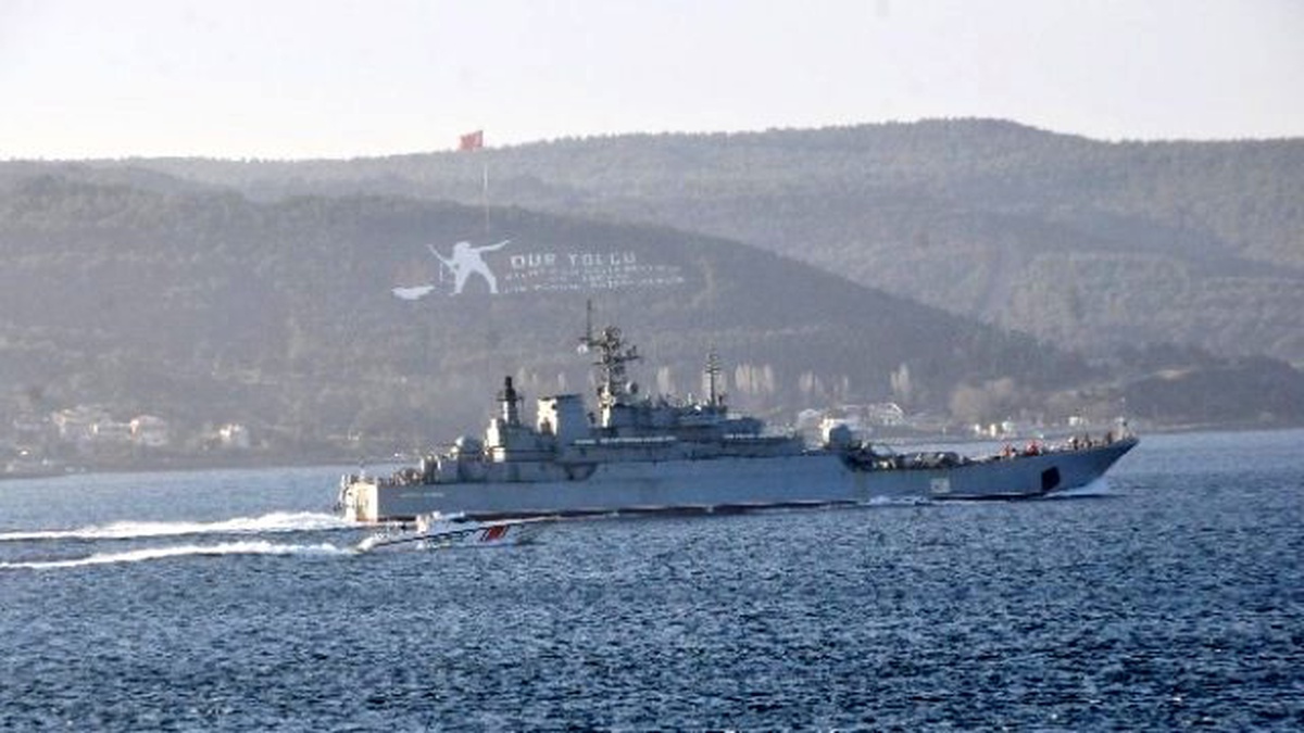 Rus Savaş Gemisi Çanakkale Boğazı\'ndan Geçiş Yaptı