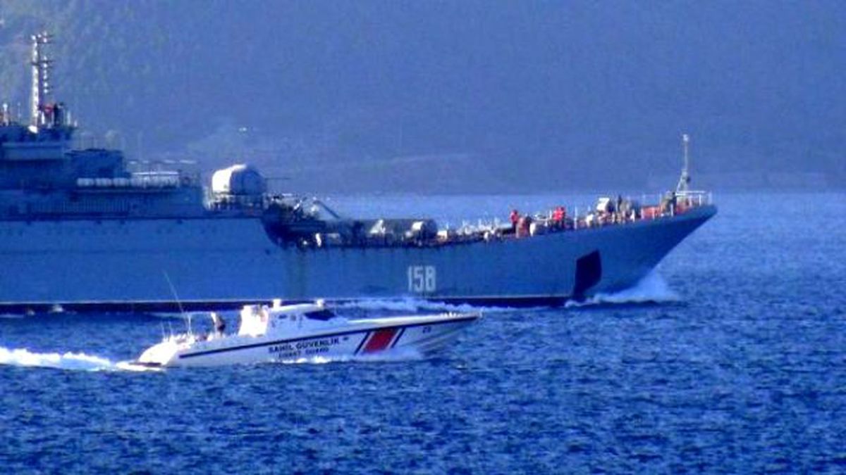 Rus Savaş Gemisi \'Ceaser Kunikov\', Çanakkale Boğazı\'ndan Geçti