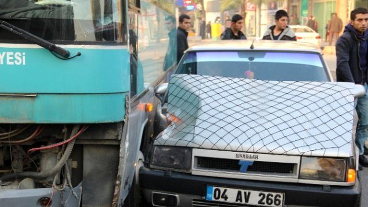 Şanlıurfa\'da Otomobil ile Halk Otobüsü Çarpıştı