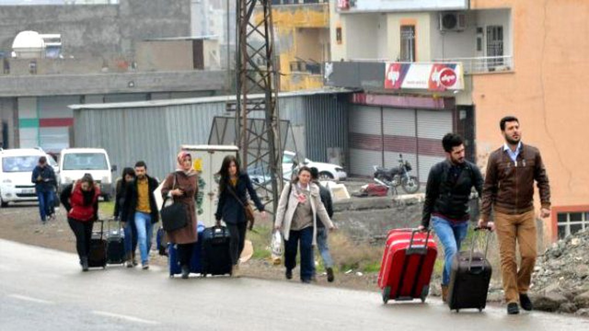 Sms Geldi Tüm Öğretmenler Cizre ve Silopi\'yi Terk Ediyor (2)
