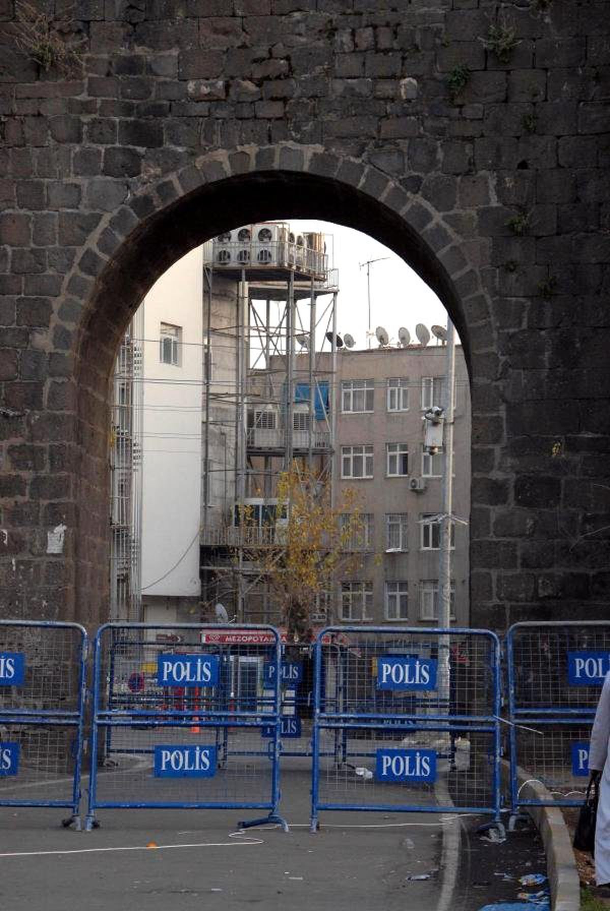 Diyarbakır\'da PKK\'lılarla Güvenlik Güçleri Arasında Çıkan Çatışmada 2 Polis Yaralandı