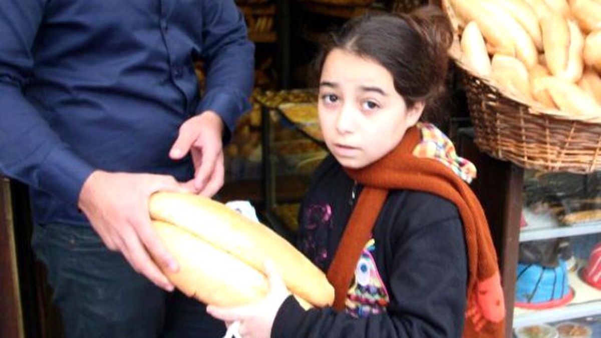 İzmir Esnafı Suriyeliler İçin 'Askıda Ekmek' Uygulaması Başlattı