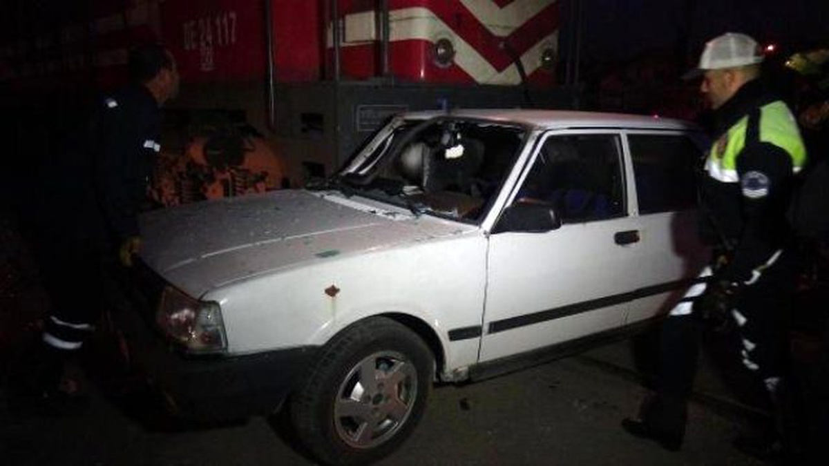 Tren Hemzemin Geçitte Otomobile Çarptı: 2 Yaralı