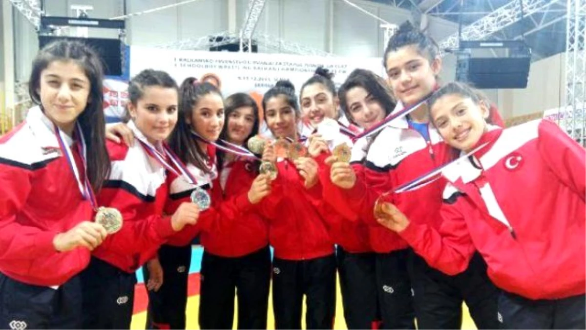 Türk Güreşçiler Sırbistan\'daki Balkan Şampiyonası\'nda Madalyaları Topladı