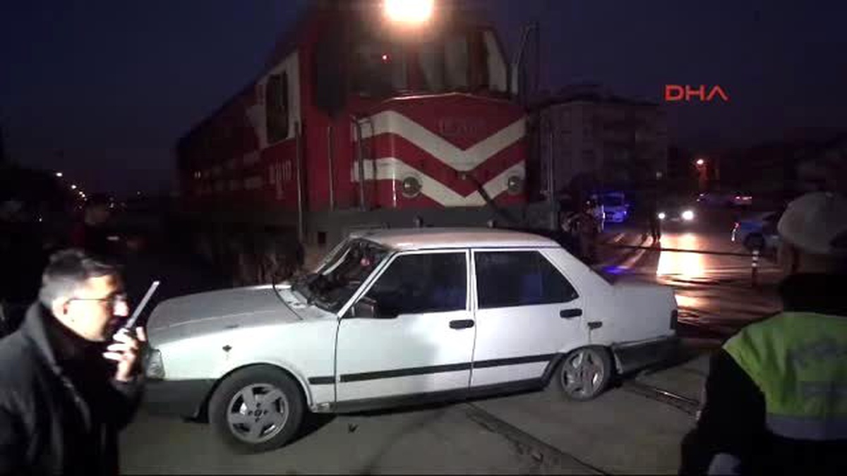 Uşak - Tren Hemzemin Geçitte Otomobile Çarptı: 2 Yaralı