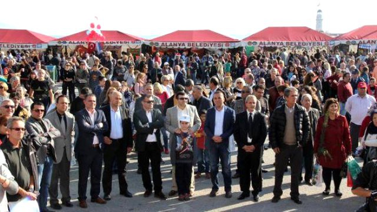 Yerleşik Yabancılar Noel Pazarı\'nda Dostluk Mesajı Verdi