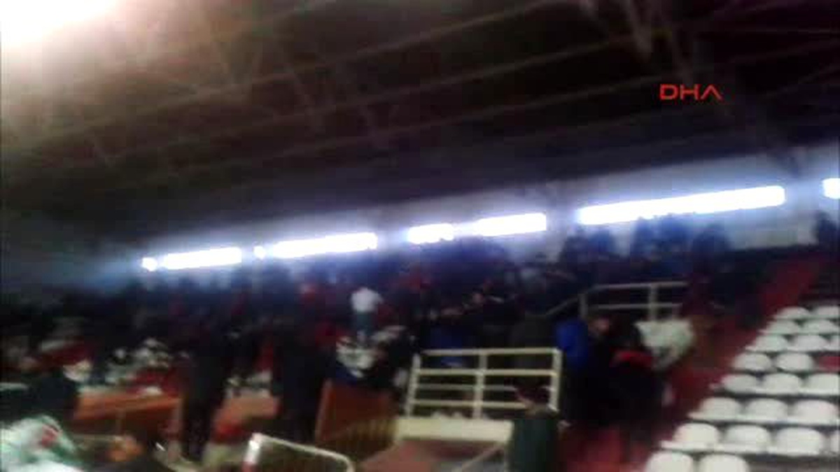 Zonguldak\'ta Kadınlar Voleybol Maçında Taraftarlar Birbirine Girdi