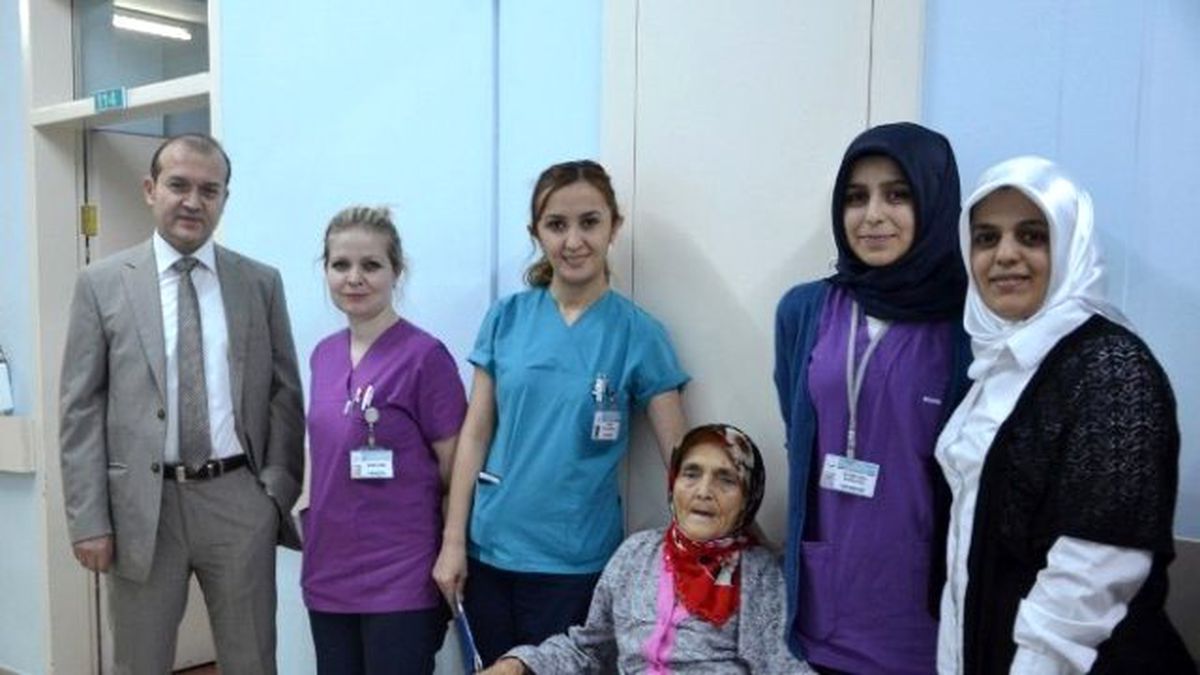 101 Yaşındaki Fatma Nineye Kalça Protezi Ameliyatı Yapıldı