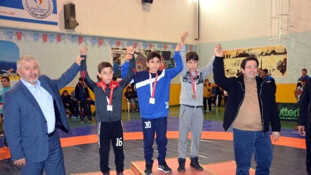 Aksaray\'da Şampiyon Güreşçilere Madalya