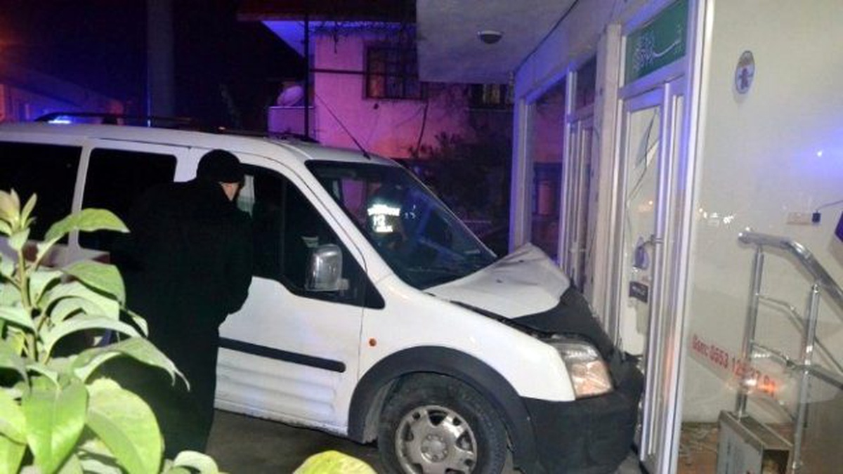 Alkollü Sürücü, Önce İki Araca Çarptı, Ardından İş Yerine Daldı