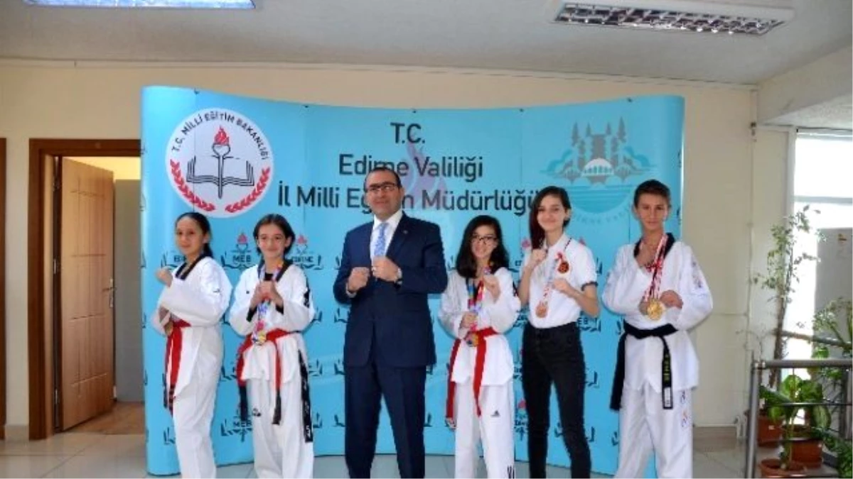 Başarılı Taekwondo\'cular Ödüllendirildi
