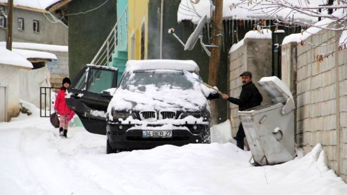 Başkale\'de Kar Yağışı