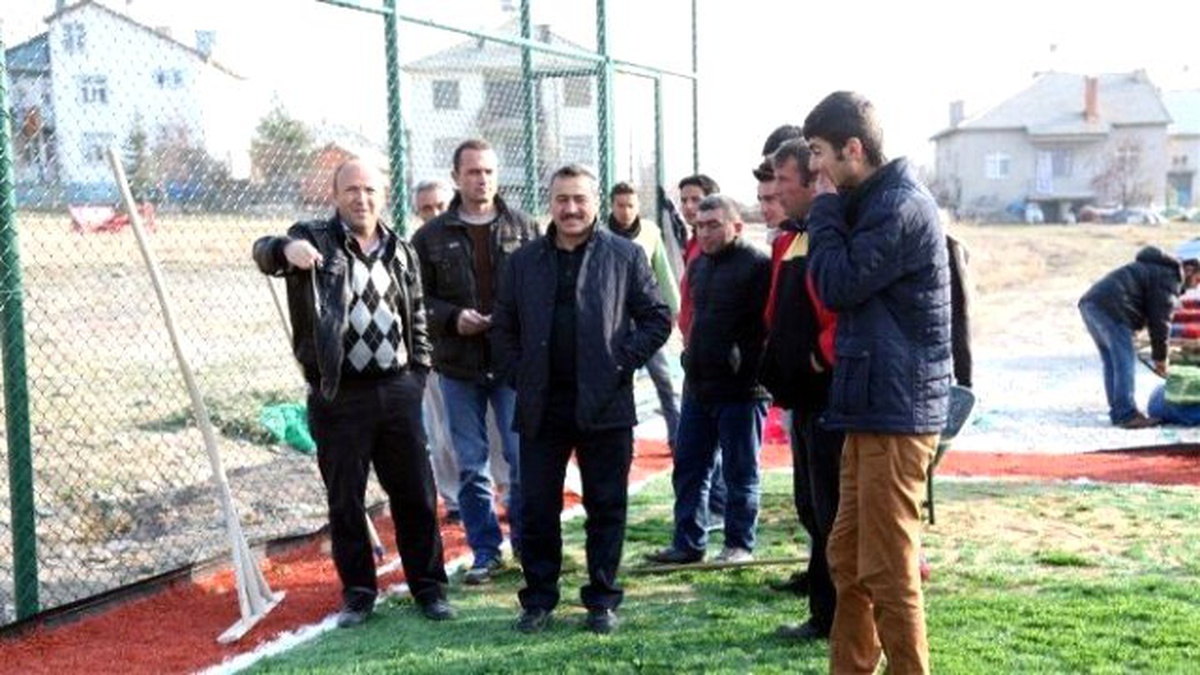 Başkan Tutal Mahallelere Yapılan Çim Saha Çalışmalarını İnceledi