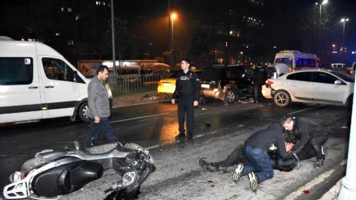 Beyoğlu\'nda Trafik Kazası: 4\'ü Polis 9 Yaralı