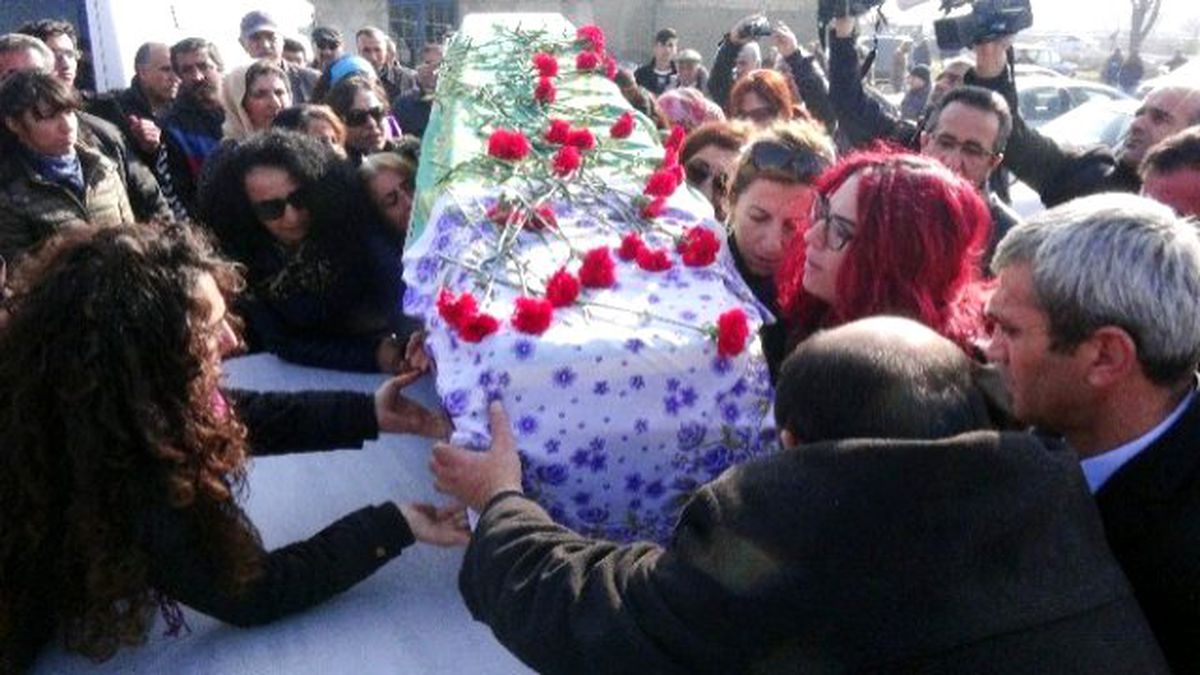 Bıçaklanarak Öldürülen Şenay Akdemir Son Yolculuğuna Uğurlandı