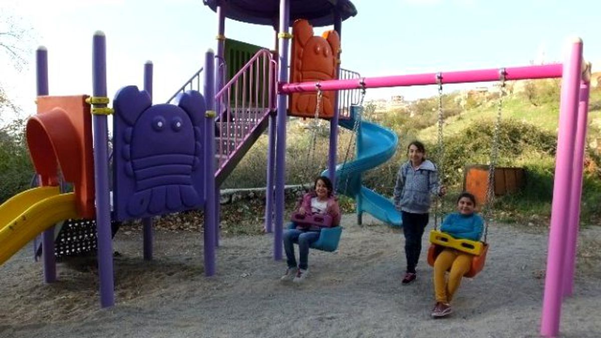 Burhaniye\'de Belediye Köylü Çocukları Sevindirdi