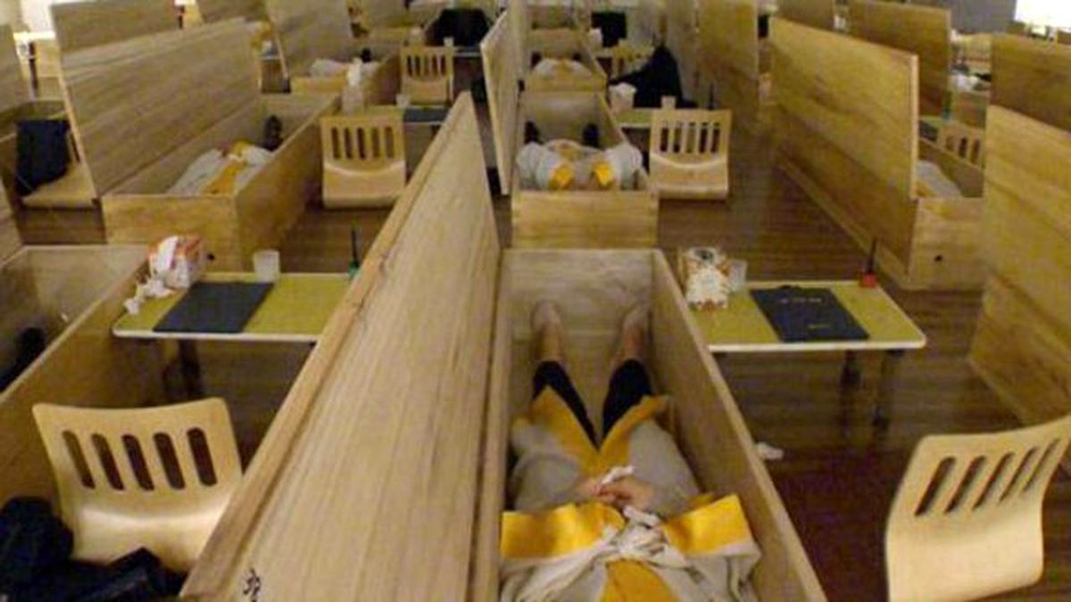 Çalışanlar Hayatın Anlamını Öğrenmek İçin Canlı Canlı Tabuta Giriyor