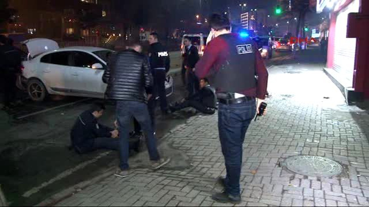 Dha İstanbul - Beyoğlu\'nda Trafik Kazası: 4\'ü Polis 9 Yaralı