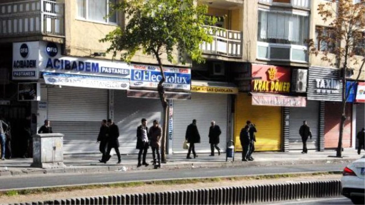 Diyarbakır\'da Esnaf Kepenk Açmadı