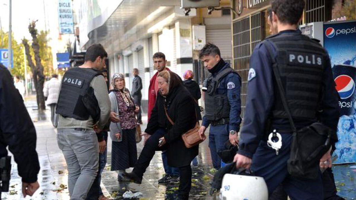 Diyarbakır'da Yaşlı Kadınla Polisin 'Kürdistan' Tartışması