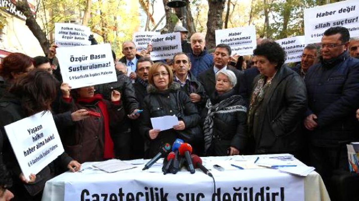 Gürsel Tekin, \'Gazetecilik Suç Değildir\' Eylemine Katılarak Destek Verdi