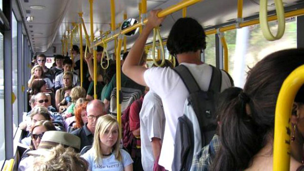 İki Saldırgan, Otobüs Yolcularına Şişeyle Saldırdı