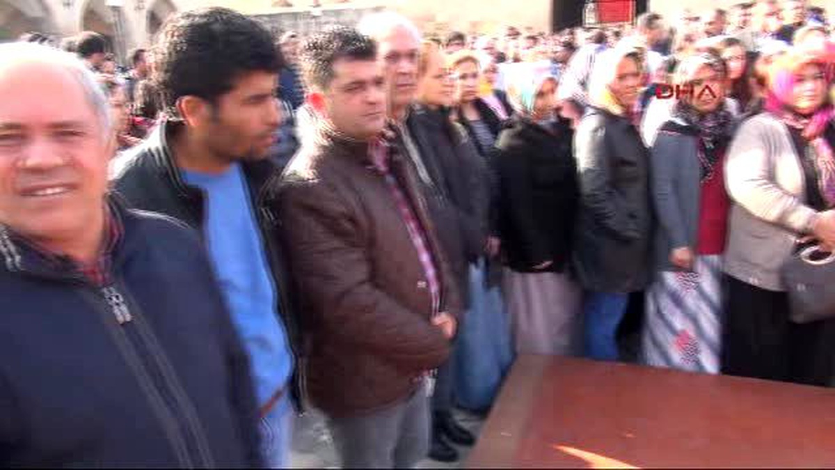 İskenderun Üretime Ara Verilerek İzne Gönderilen 900 İşçi, Fabrikaya Sahip Çıkmak İçin Toplandı