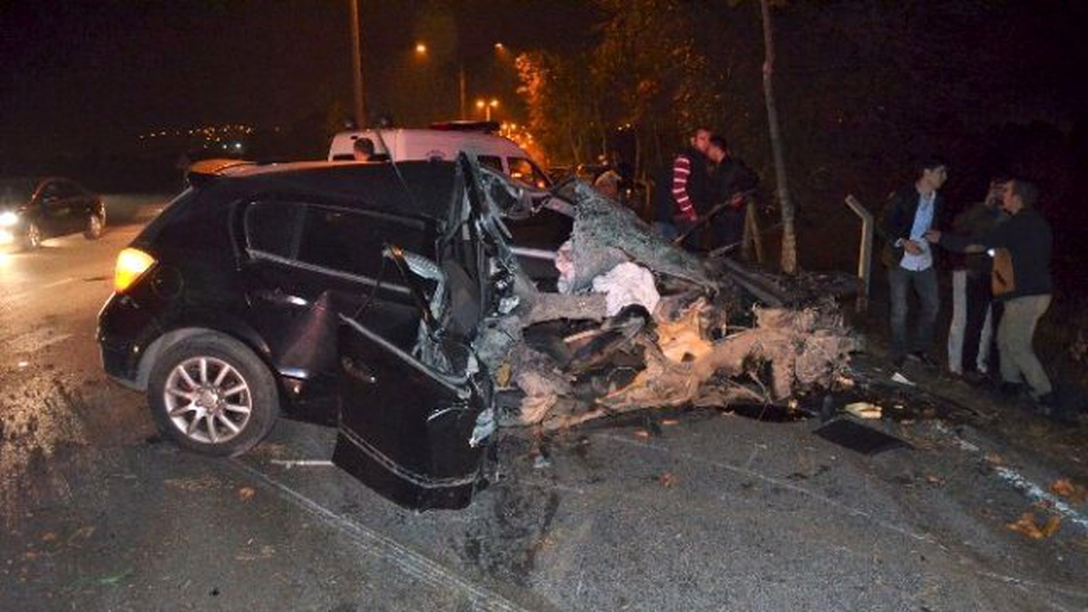 İzmir\'de Trafik Kazası: 1 Ölü, 1 Yaralı