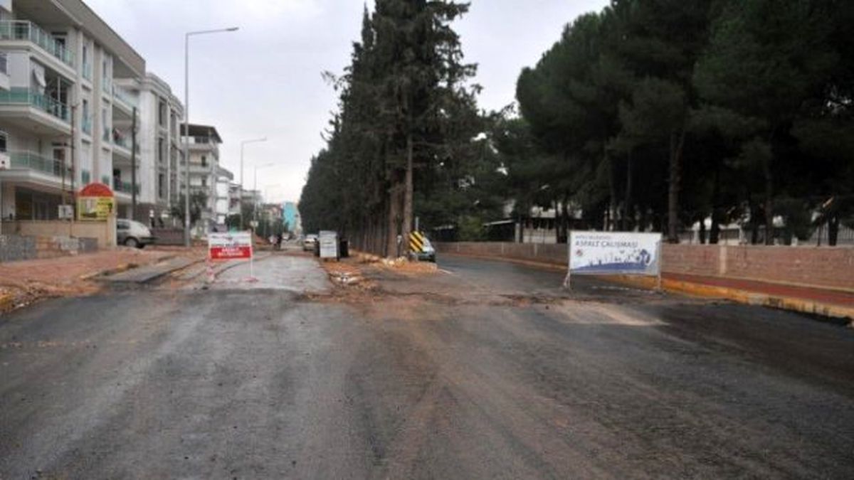 Kepez Belediyesi\'nden Fabrikalar Mahallesi\'ne Sıcak Asfalt