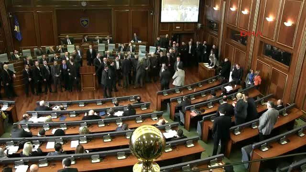 Kosova Meclisi?nde Muhalefet 5. Kez Göz Yaşartıcı Gaz Kullandı