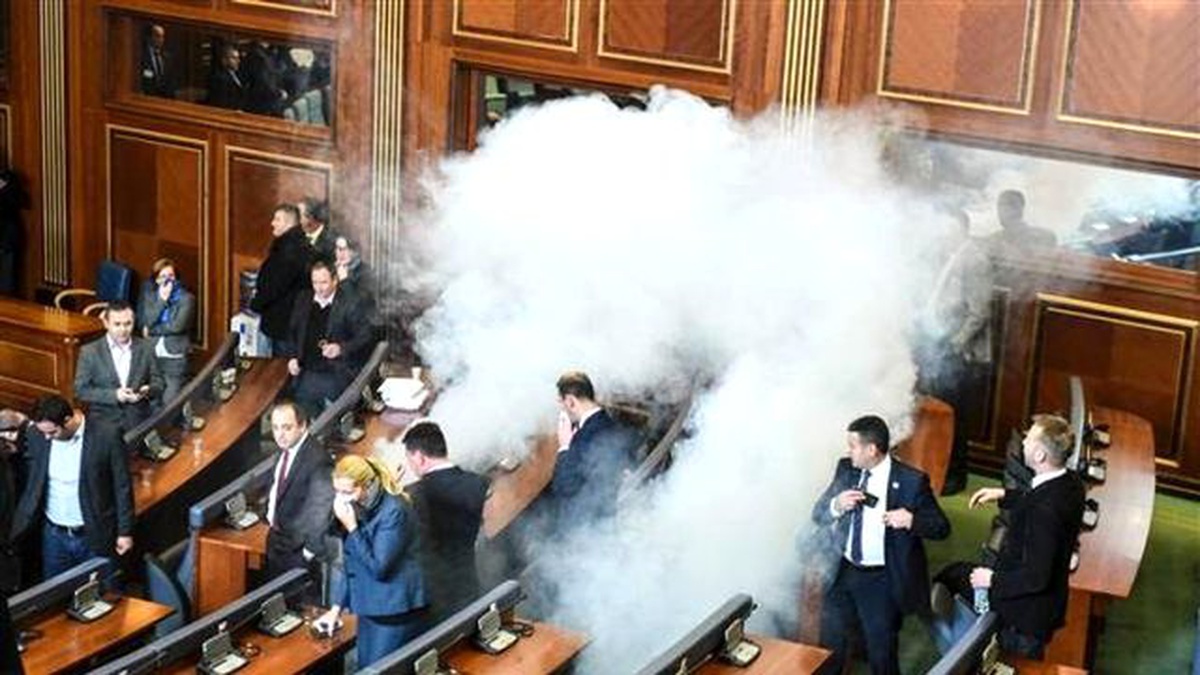 Kosova Meclisi Yine Karıştı! Polisler Salona Maskeyle Geldi