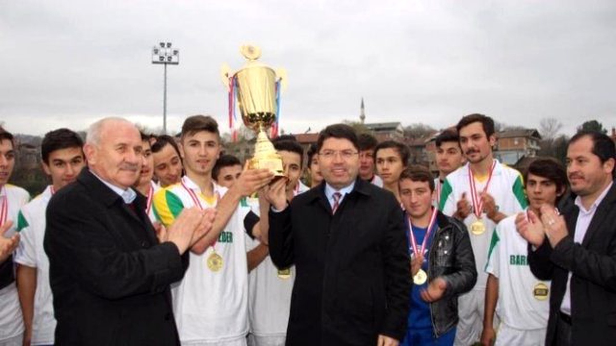 Kozcağız Belediyespor\'un Kupasını Milletvekili Tunç Verdi