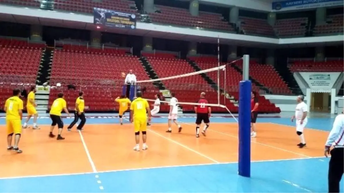 Kurumlar Arası Voleybol Heyecanı Sürüyor