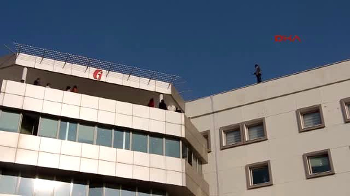 Manisa Sığınma Evine Yerleşen Karısı İçin Çatıya Çıktı